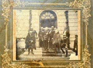 Regele Carol I și principele Ferdinand, la Târgoviște. Fotografie aflată în arhiva Catrinel Lăzărescu Tănase. 
